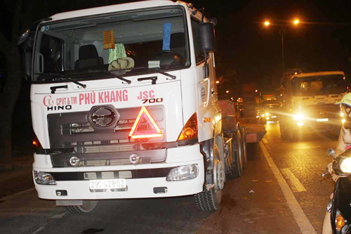 Chiếc xe đầu kéo tại hiện trường vụ tai nạn đặc biệt nghiêm trọng