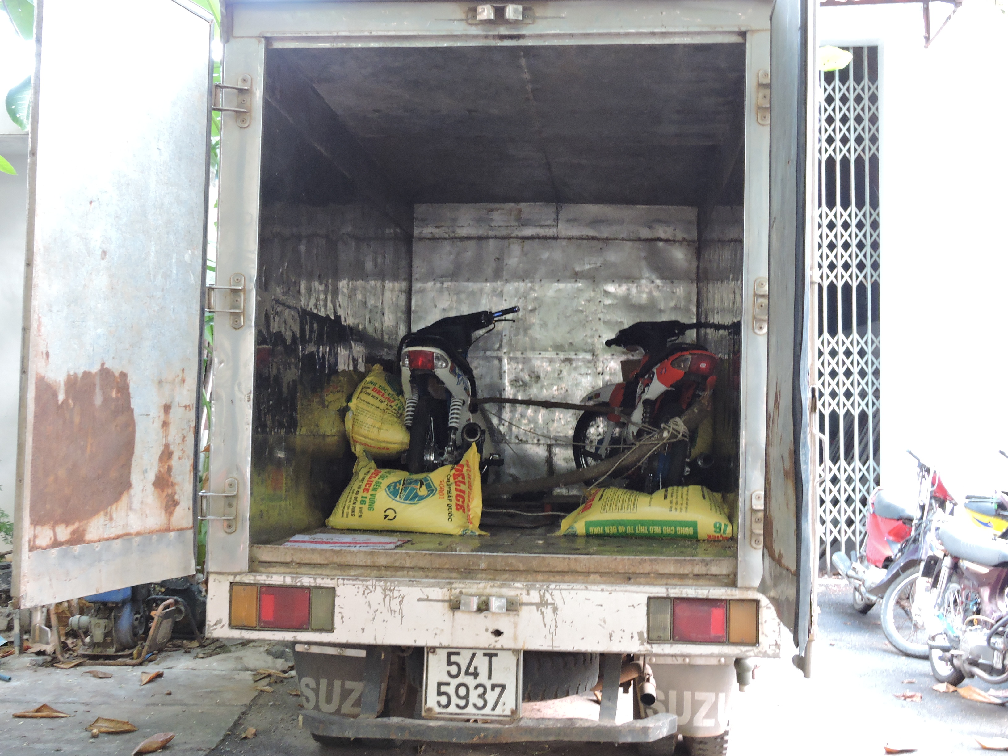 Chiếc xe tải chở 2 xe m&aacute;y đến TP Vũng T&agrave;u để đua th&igrave; bị CSGT lập bi&ecirc;n bản vi phạm h&agrave;nh ch&iacute;nh