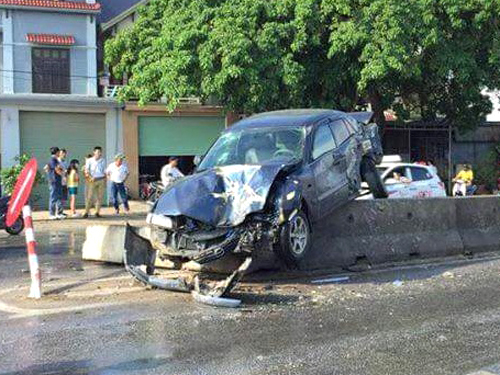 Xế hộp chở 5 người bị xe tải tông bay lên dải phân cách