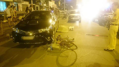 Hà Nội: Xế hộp tông người đàn ông đi xe đạp