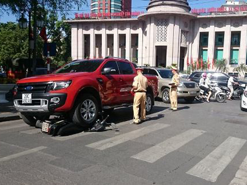 Xe máy "phi" ngược chiều tông liên hoàn, bị ô tô cuốn vào gầm