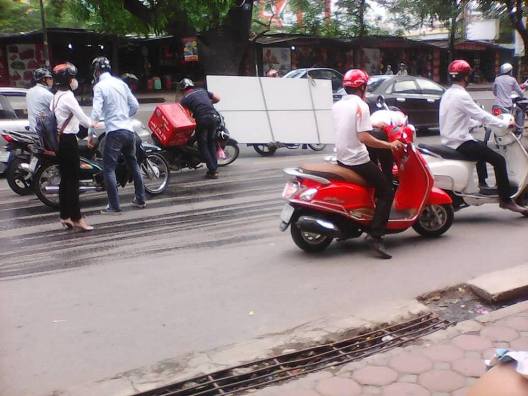 Để dầu chảy ra đường, xe cứu hộ bỏ đi mặc xe máy trượt ngã