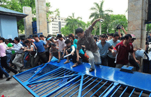 Ai cũng muốn được phân mình và nạn nhân là... cánh cửa sắt
