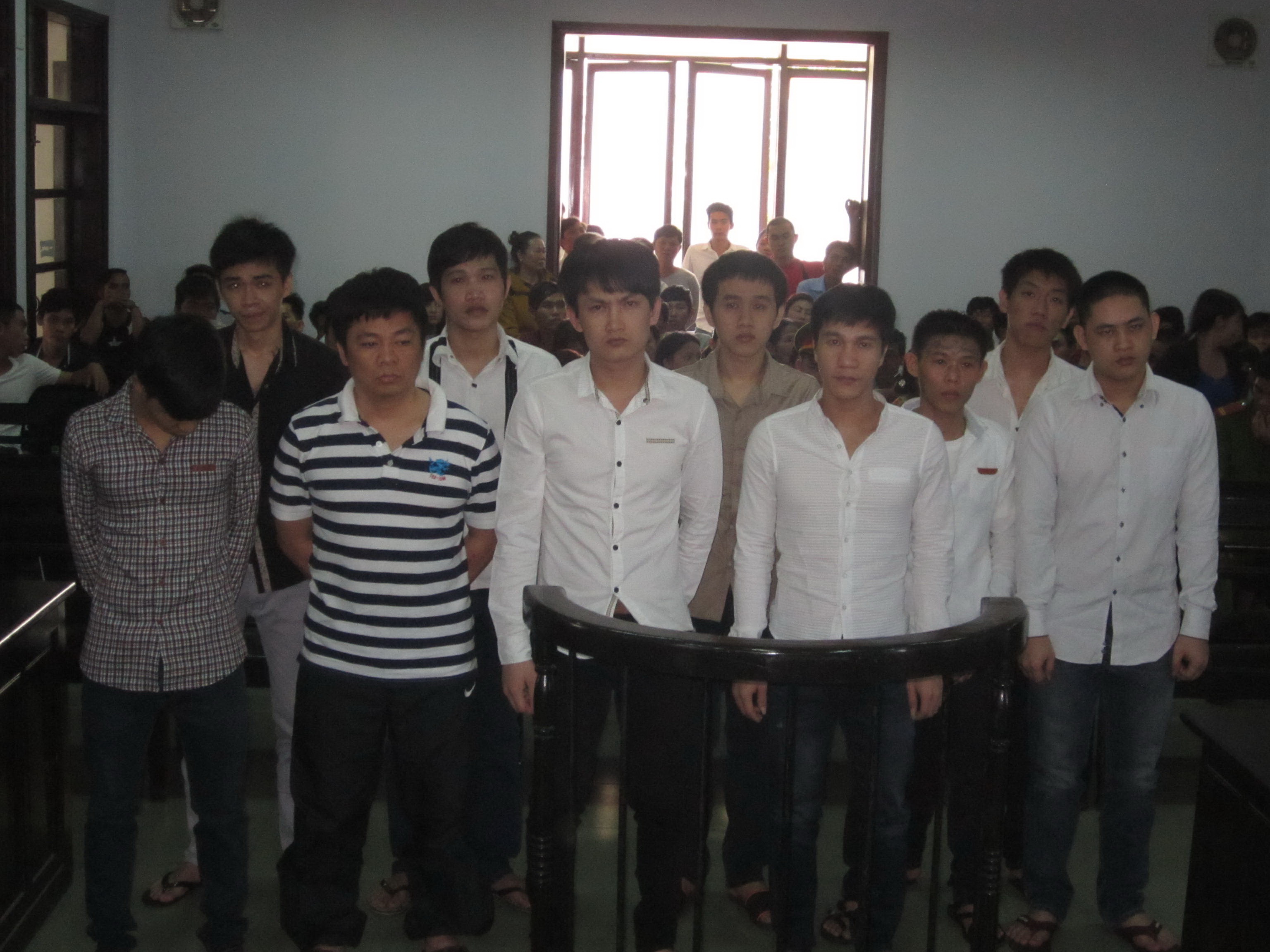 Bị cáo Nguyễn Hữu Hạnh (áo sọc) và đồng bọn trước vành móng ngựa trong phiên xử ngày 11/3