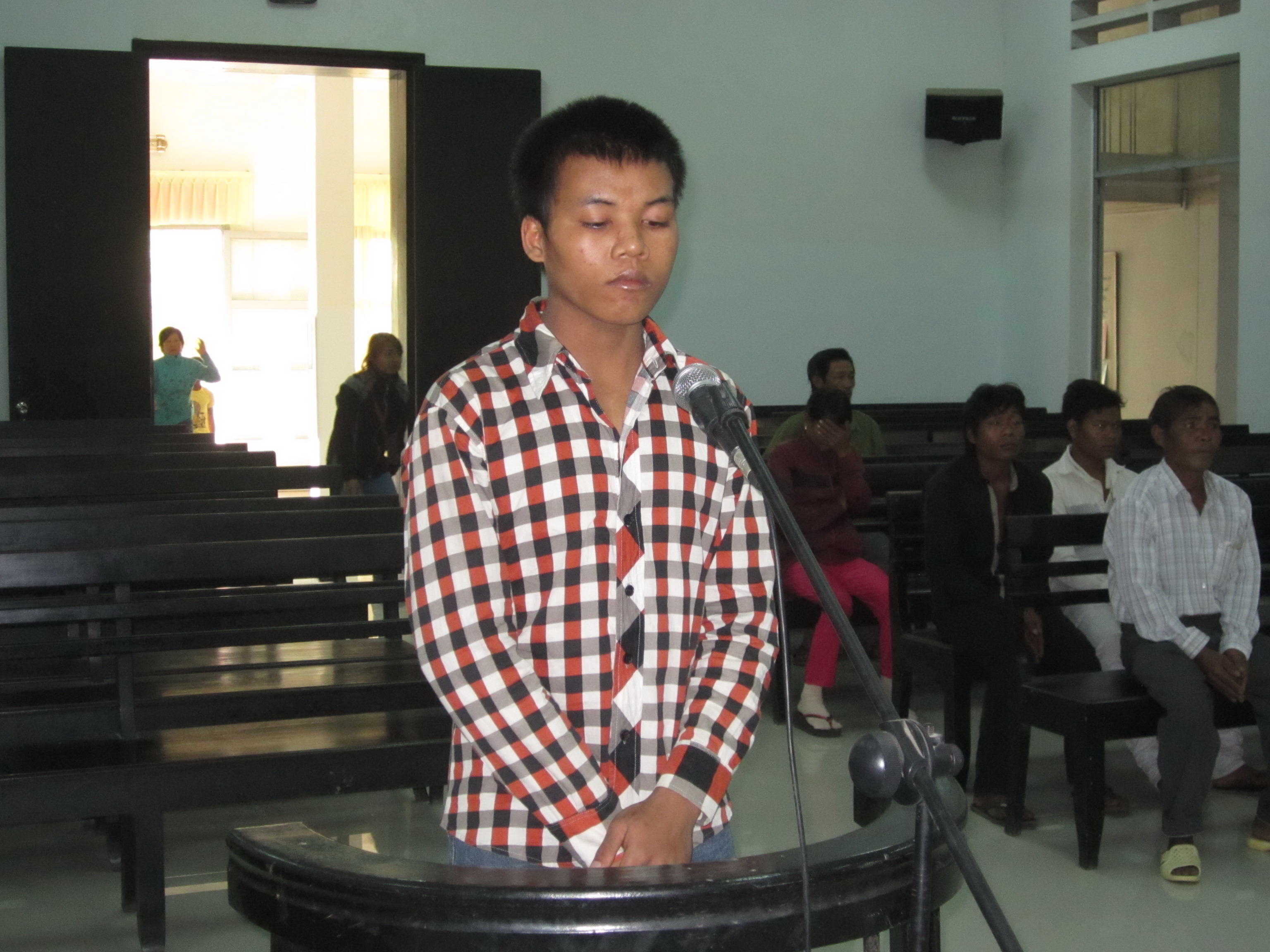 &nbsp; Bị c&aacute;o Cao Văn Th&acirc;n trước v&agrave;nh m&oacute;ng ngựa.