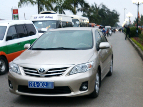 Chiếc xe biển xanh của Th&aacute;i Nguy&ecirc;n xuất hiện ở Đền Trần chiều 3-3