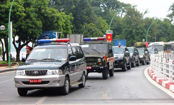 Xe qu&acirc;n sự đưa c&aacute;c lực lượng v&agrave;o tham gia buổi tổng duyệt diễu binh, diễu h&agrave;nh