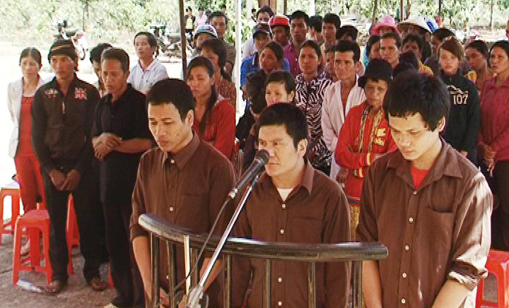 Từ phải qua tr&aacute;i: Điểu Nghinh, Nguyễn Thanh Phong, Điểu B&eacute; tại phi&ecirc;n t&ograve;a