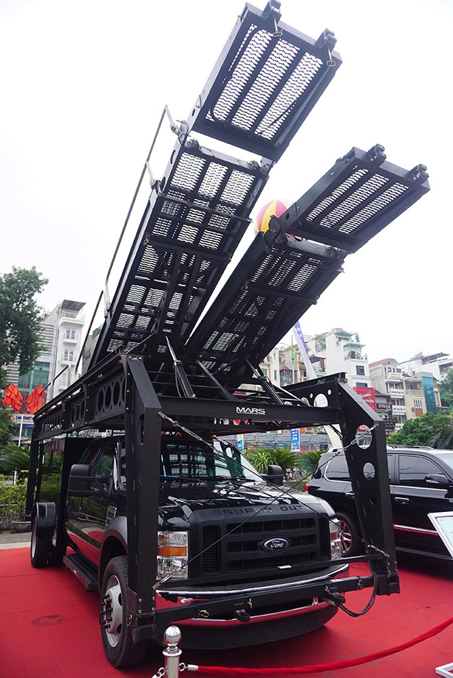 Xe bọc th&eacute;p lắp hệ thống ph&oacute;ng thang tốc chiến nhanh cho Mỹ sản xuất, d&ugrave;ng cho cảnh s&aacute;t đặc nhiệm tốc chiến chống khủng bố ở s&acirc;n bay, bến cảng, nh&agrave; cao tầng. Xe đạt tốc độ tối đa 90 km/h, thiết kế 8 ghế ngồi - Ảnh: VNE