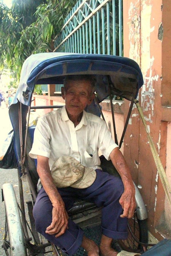 Ông Trung Văn Lai cùng chiếc xích lô cũ kỹ