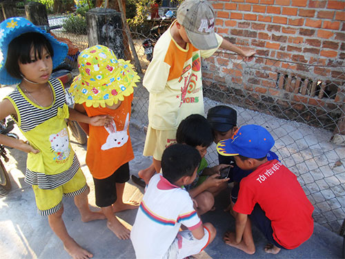 Thiếu bố mẹ, những nhóm trẻ mải mê với các trò chơi trên điện thoại ở thôn Tân Mỹ, xã Hòa Phú, huyện Tây Hòa, tỉnh Phú Yên Ảnh: HỒNG ÁNH