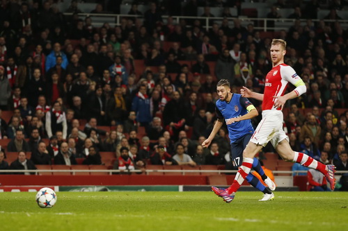 Yannick Carrasco ấn định chiến thắng 3-1, nhấn ch&igrave;m Arsenal tr&ecirc;n đất Anh