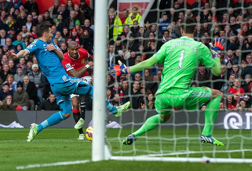 Cú sút của Ashley Young bị Pantillimon cản phá
