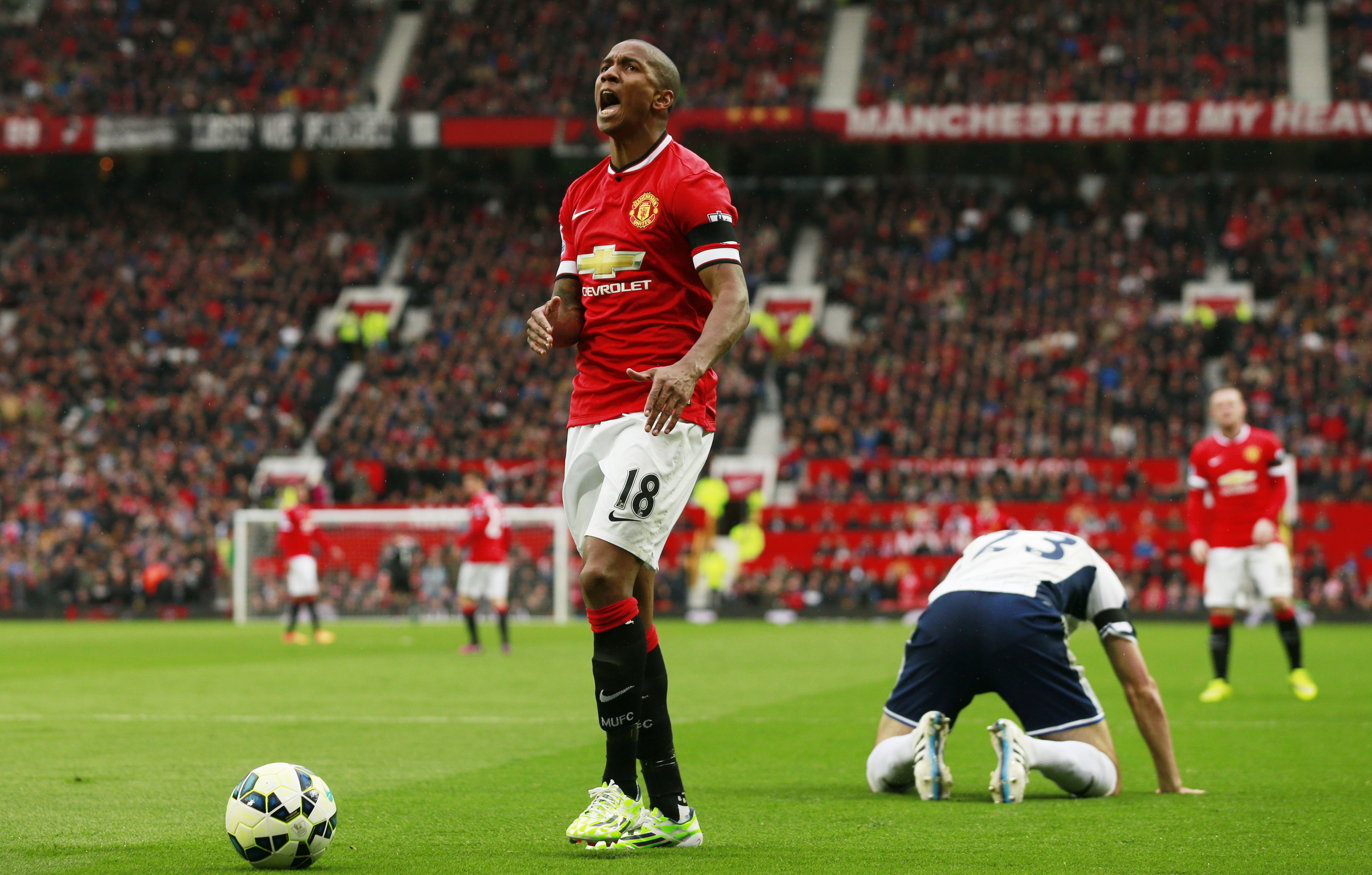 Ashley Young thất vọng với đội nh&agrave;