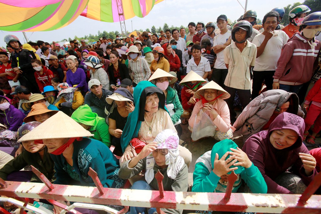 Trước khi phi&ecirc;n t&ograve;a mở trở lại l&uacute;c 13 giờ 30  h&agrave;ng ng&agrave;n người d&acirc;n đ&atilde; đội nắng c&oacute; mặt quan phi&ecirc;n t&ograve;a