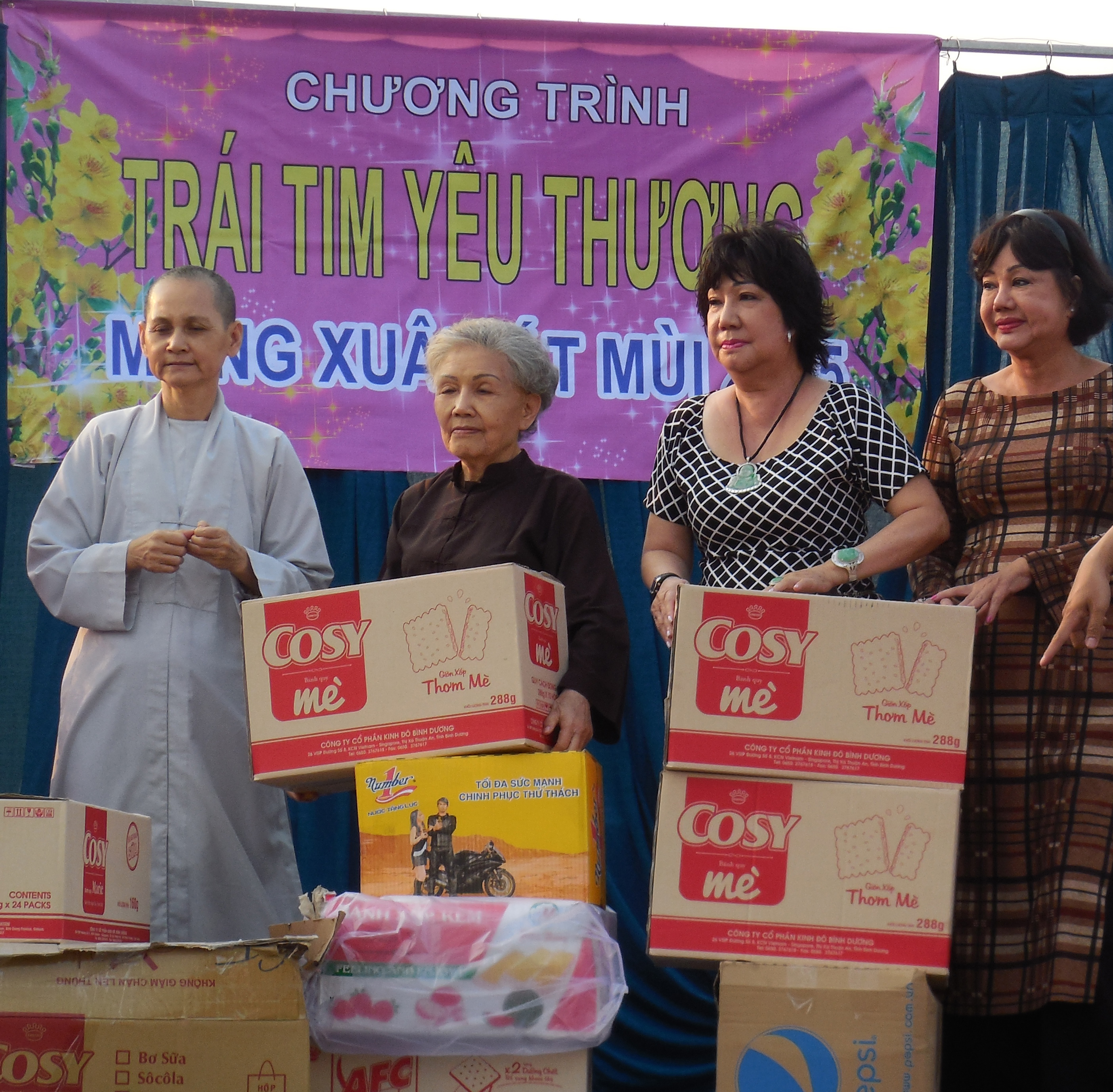 "Sầu nữ" &Uacute;t Bạch Lan, NS Mỹ Chi, Kiều Phượng Loan trao qu&agrave; tết cho ch&ugrave;a Từ Hạnh - nơi nu&ocirc;i dưỡng trẻ em mồ c&ocirc;i
