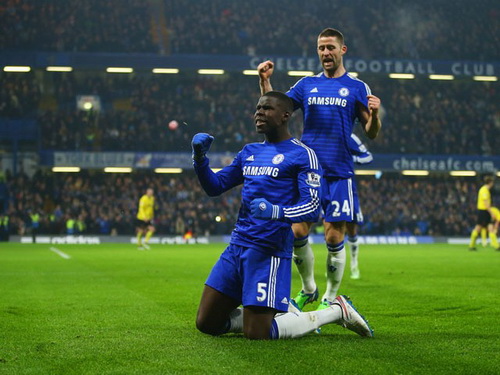 Zouma ghi bàn cho Chelsea trên sân nhà