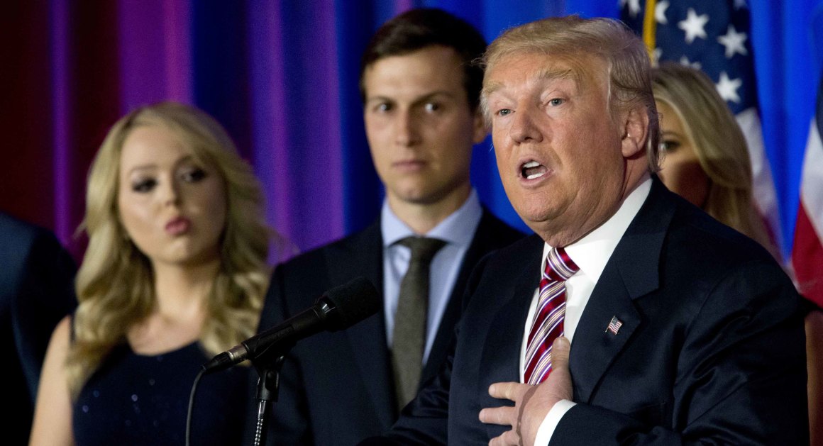 Con rể tỷ phú Trump bất ngờ hứng bão vì bảo vệ bố vợ