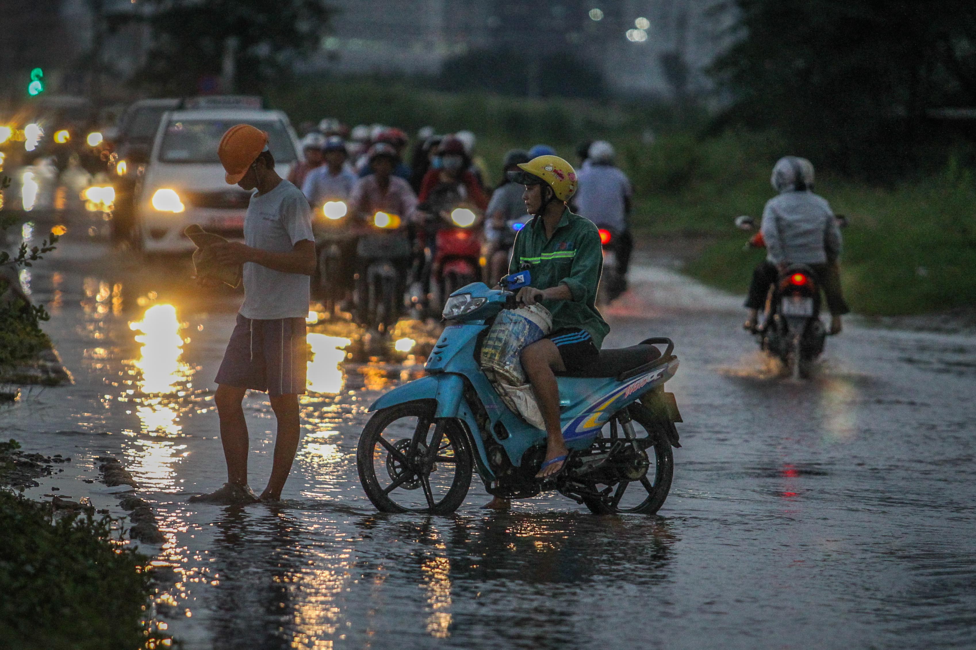 Nhiều người không dám đi tiếp vì ngập nước