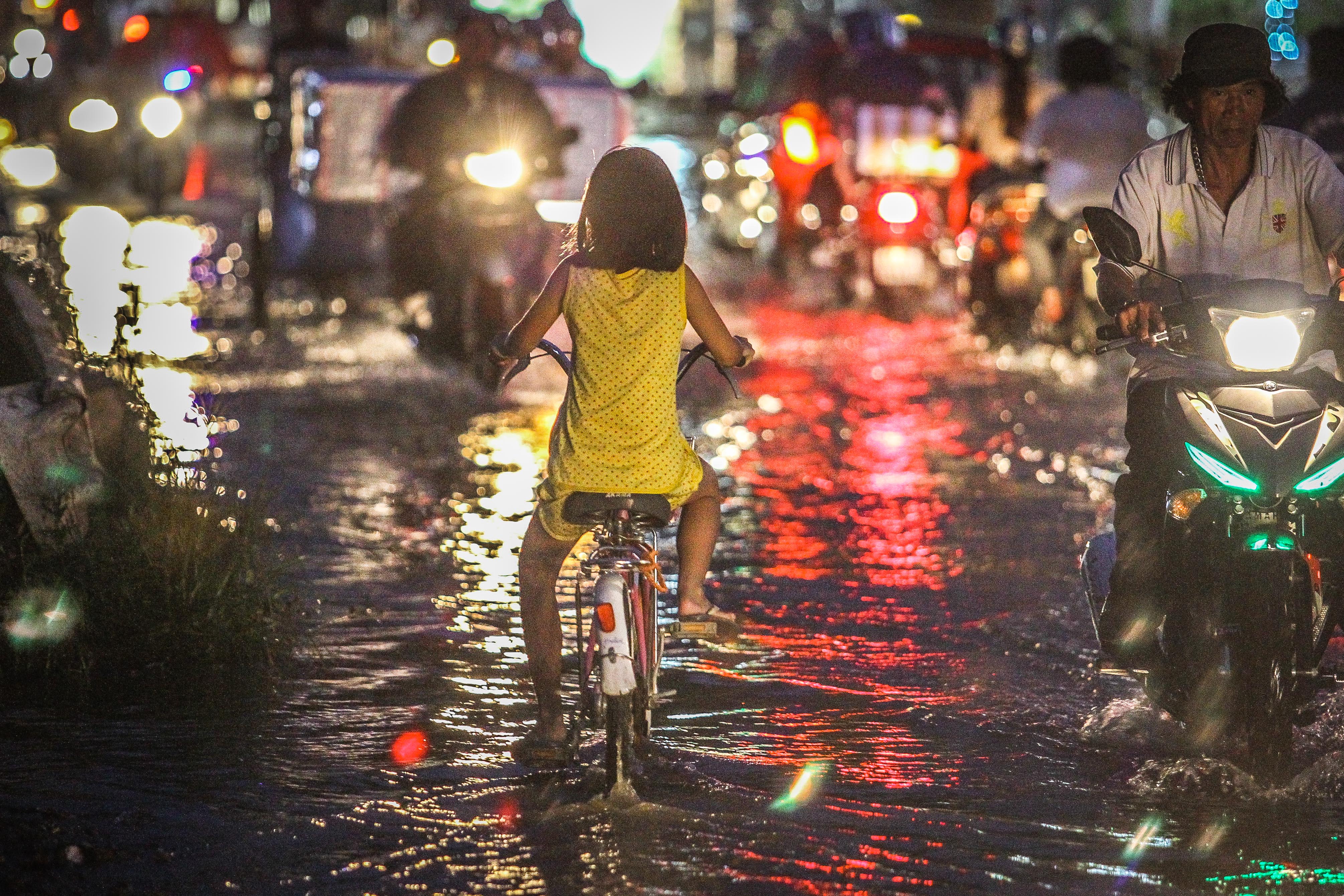 Không mưa, dân Sài Gòn vẫn khốn khổ vì ngập
