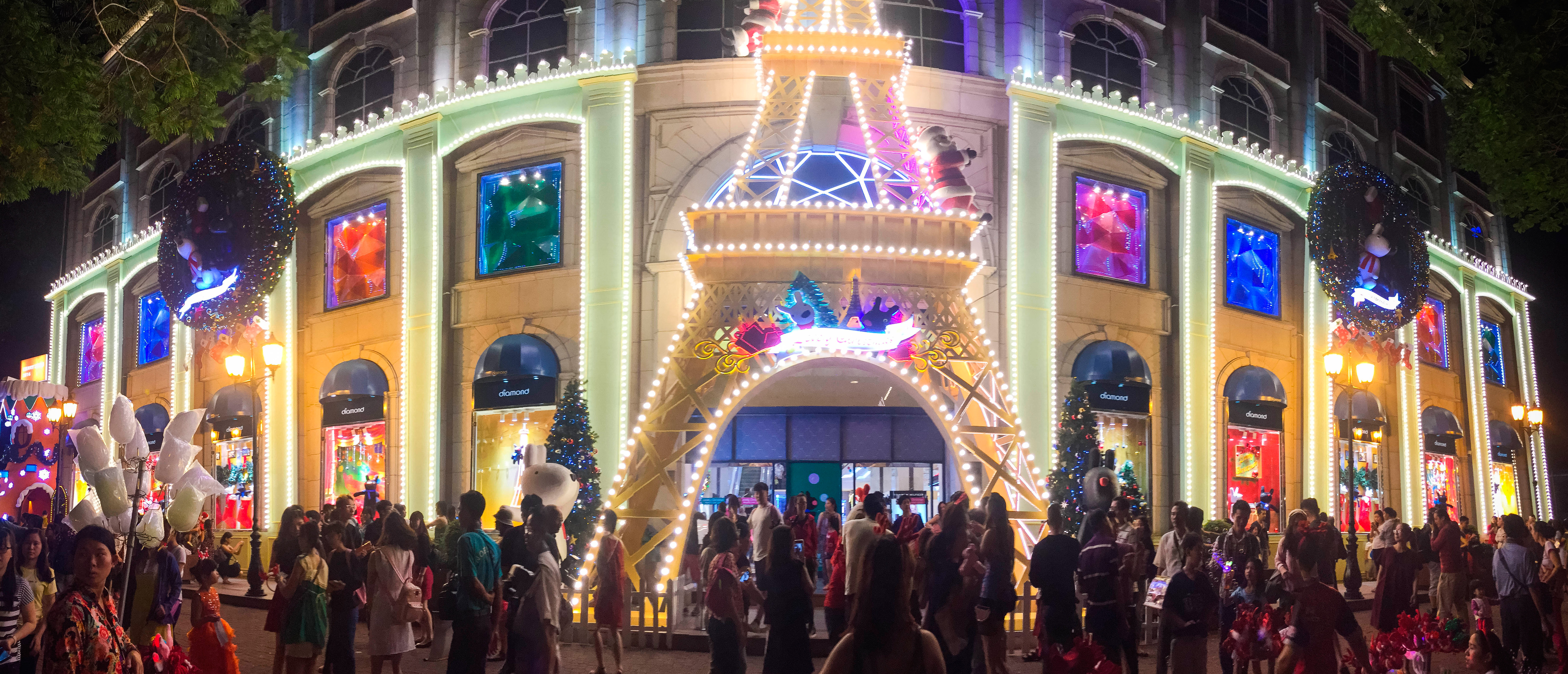 khu vực Diamond Plaza trang trí Noel với hình tháp Eiffel thu hút đông người tới đến vui chơi vào mỗi tối.