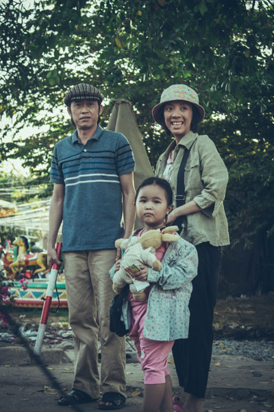 
Một cảnh trong phim &ldquo;Nắng&rdquo; - khắc họa t&igrave;nh mẫu tử thi&ecirc;ng li&ecirc;ng của người mẹ thiểu năng t&ecirc;n Mưa (Thu Trang thể hiện) với đứa con g&aacute;i b&eacute; bỏng t&ecirc;n Nắng (b&eacute; Kim Thư).(Ảnh do nh&agrave; sản xuất cung cấp)
