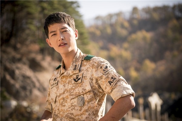 “Đại úy” Song Joong Ki than vãn vì nổi tiếng