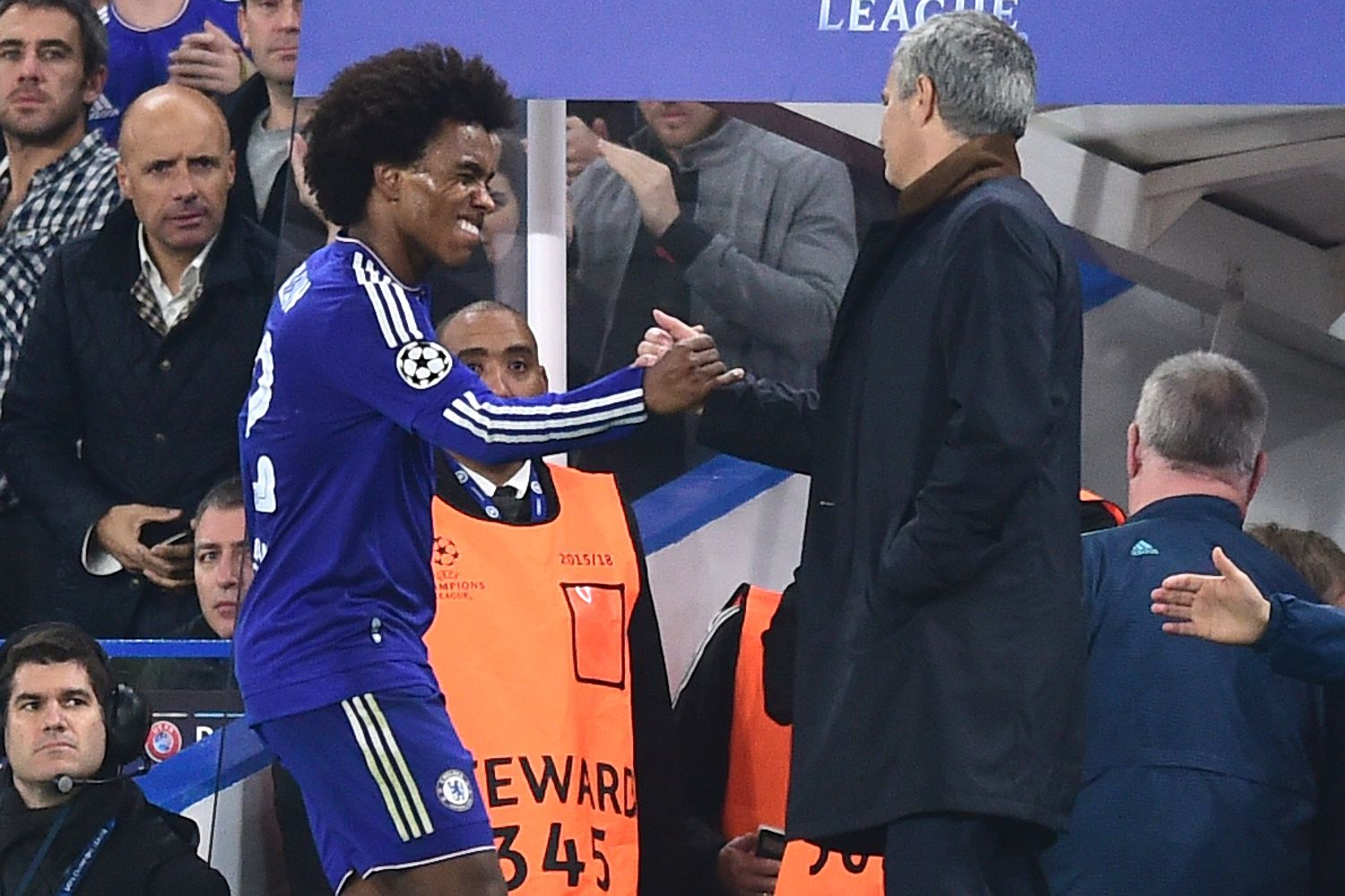 Chi 60 triệu bảng, Mourinho kéo trò cưng Willian về M.U