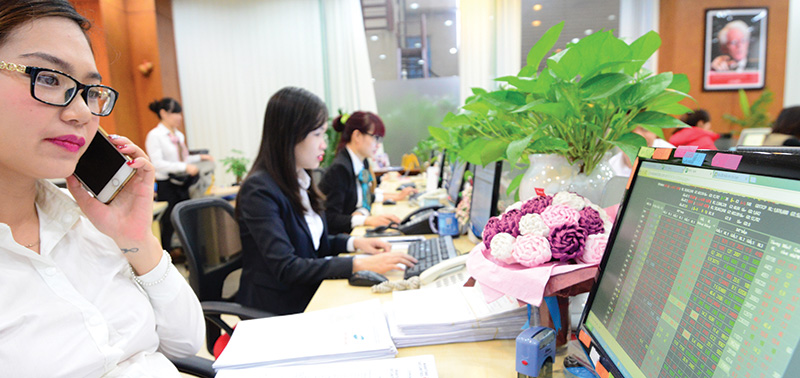 Cổ đông nội bộ tranh thủ “gom - xả”