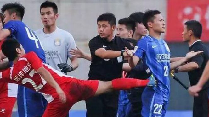 Đối thủ cũ của Bình Dương bị đánh tơi bời trên sân