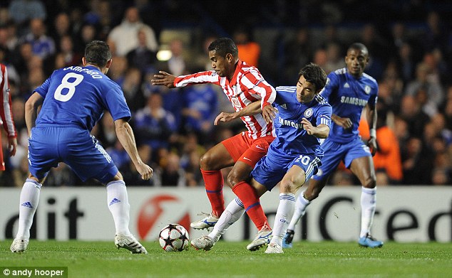 Santana khi c&ograve;n kho&aacute;c &aacute;o Atletico Madrid