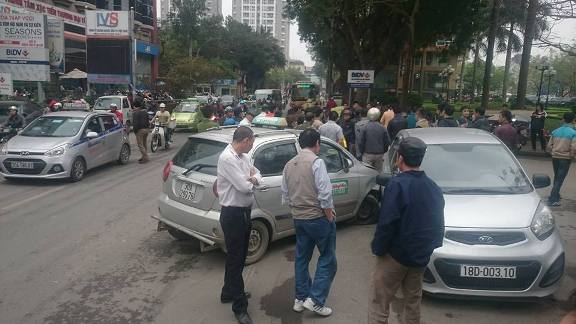 Va chạm, taxi đuổi theo tông trọng thương người đi xe máy