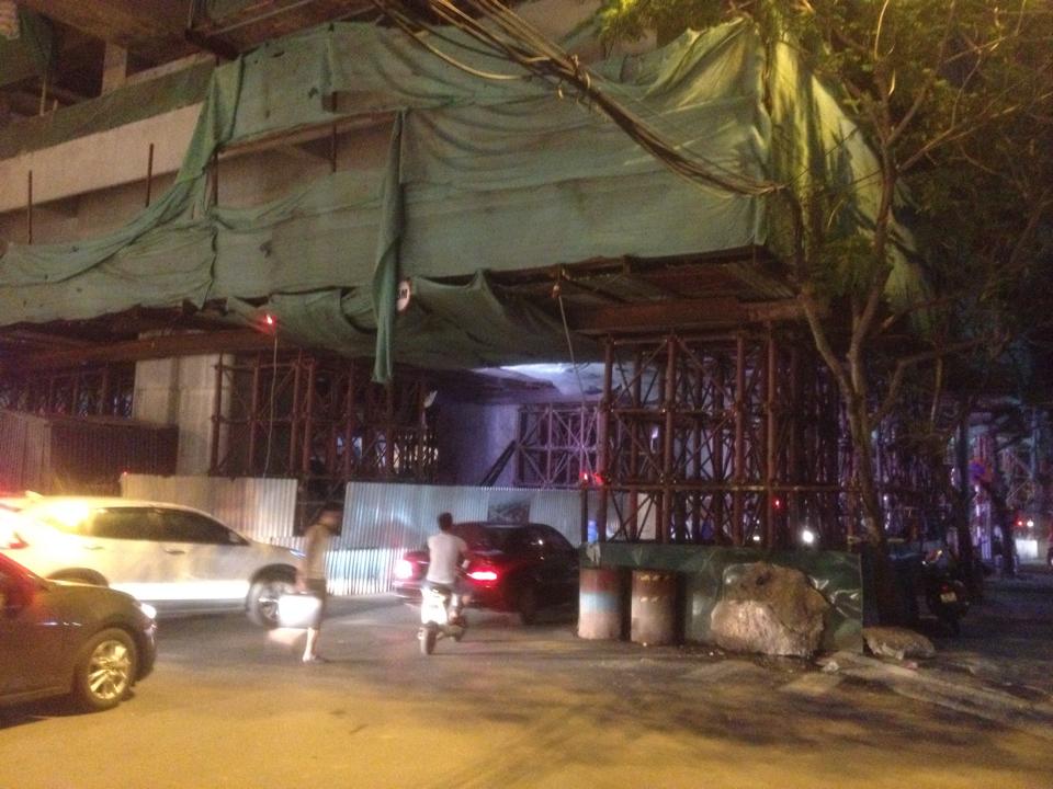 Đường sắt trên cao rơi thanh sắt, 1 người bị thương