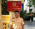 CSGT đưa nữ sinh lớp 11 bỏ nhà khóc lóc trên vỉa hè về