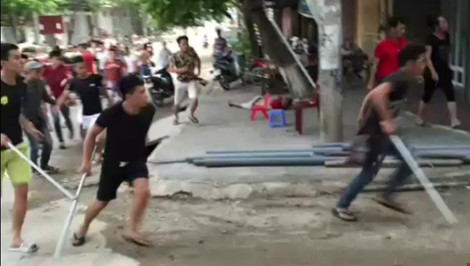 Nhóm côn đồ truy sát đến cùng 3 thanh niên mặc người nhà van xin