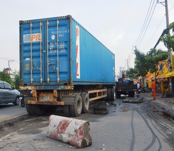 Hoảng loạn bò khỏi gầm xe container sau khi bị kéo lê nhiều mét