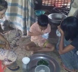 Phát khóc với bữa cơm của 3 chị em mồ côi