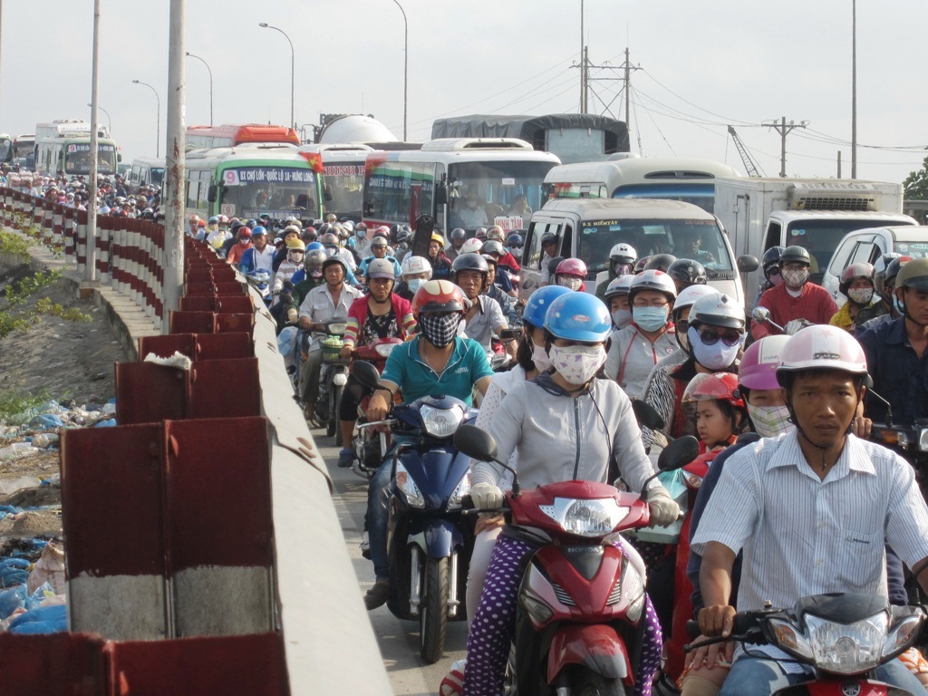 Sau nghỉ lễ, mướt mồ hôi trở về TP HCM trong nắng đổ lửa