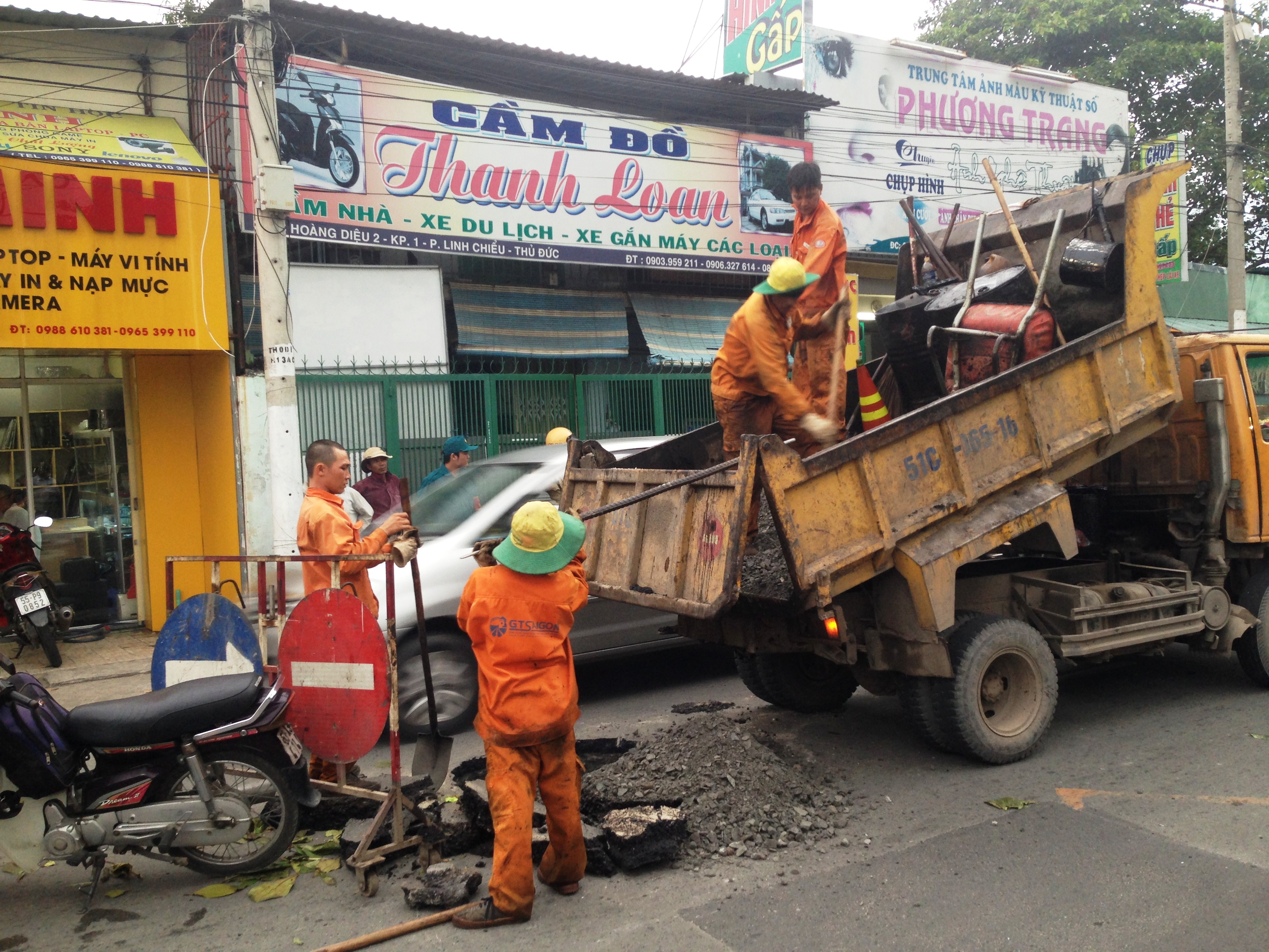 
Lực lượng chức năng c&oacute; mặt khắc phục sự cố
