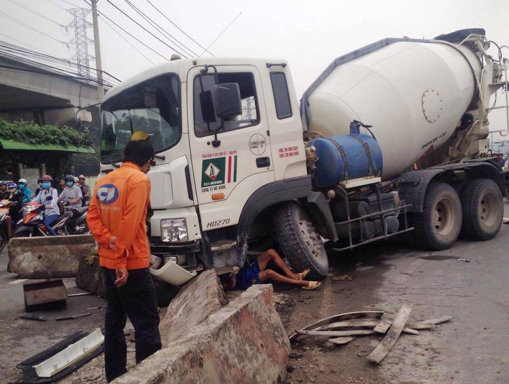 Một xe ăn vạ, hàng ngàn người chịu trận trên xa lộ Hà Nội