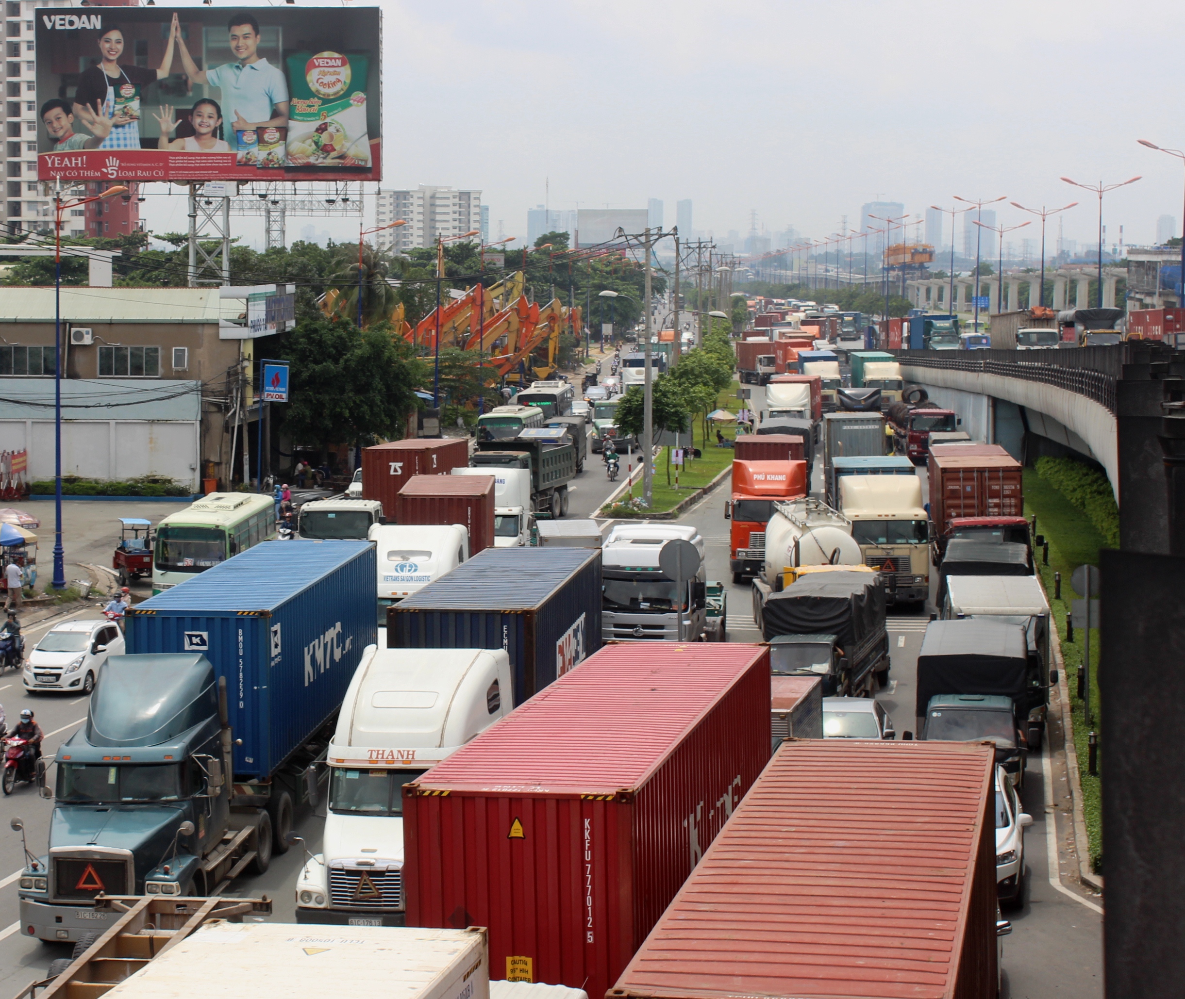 
H&agrave;ng ng&agrave;n phương tiện xếp ken đặc tr&ecirc;n mặt đường để di chuyển qua khu vực n&agrave;y
