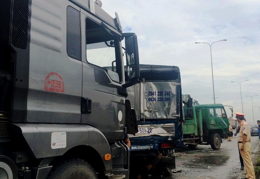 Các xe nằm ngổn ngang trên mặt đường sau vụ tai nạn