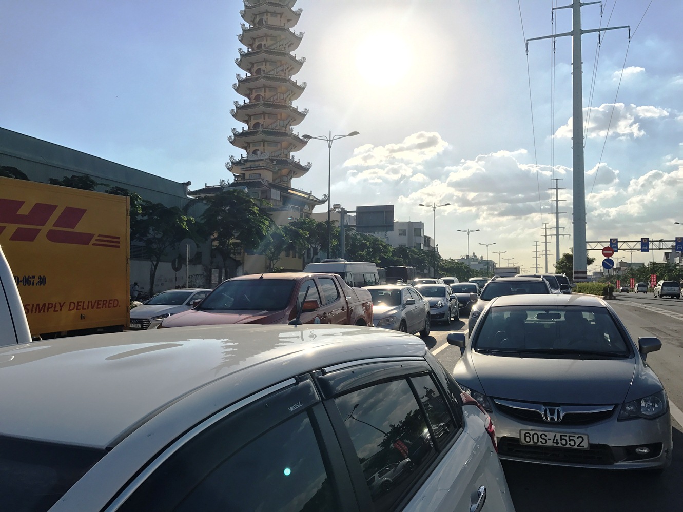 
&Ocirc; t&ocirc; tr&ecirc;n đường Phạm Văn Đồng xếp h&agrave;ng d&agrave;i để di chuyển qua v&ograve;ng xoay Phan Văn Trị
