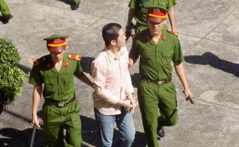 Gã đàn ông 3 lần dụ bé gái 10 tuổi làm chuyện người lớn