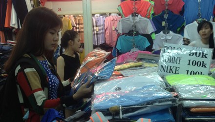 "Hàng hiệu" siêu rẻ tràn vào chợ Tết