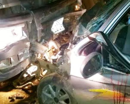 Tông trực diện đầu xe tải, 4 người trên ô tô nhập viện