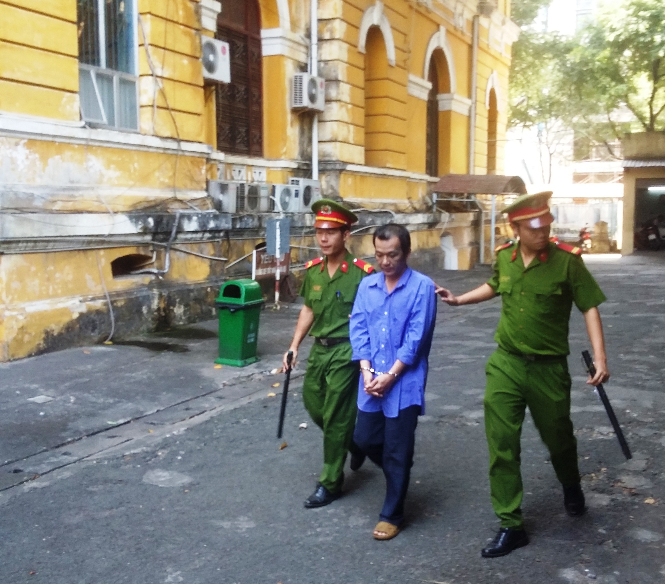 8 năm tù cho yêu râu xanh hiếp dâm bé gái