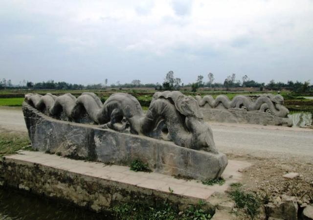 Kỳ bí đôi rồng đá mất đầu ở Thành Nhà Hồ