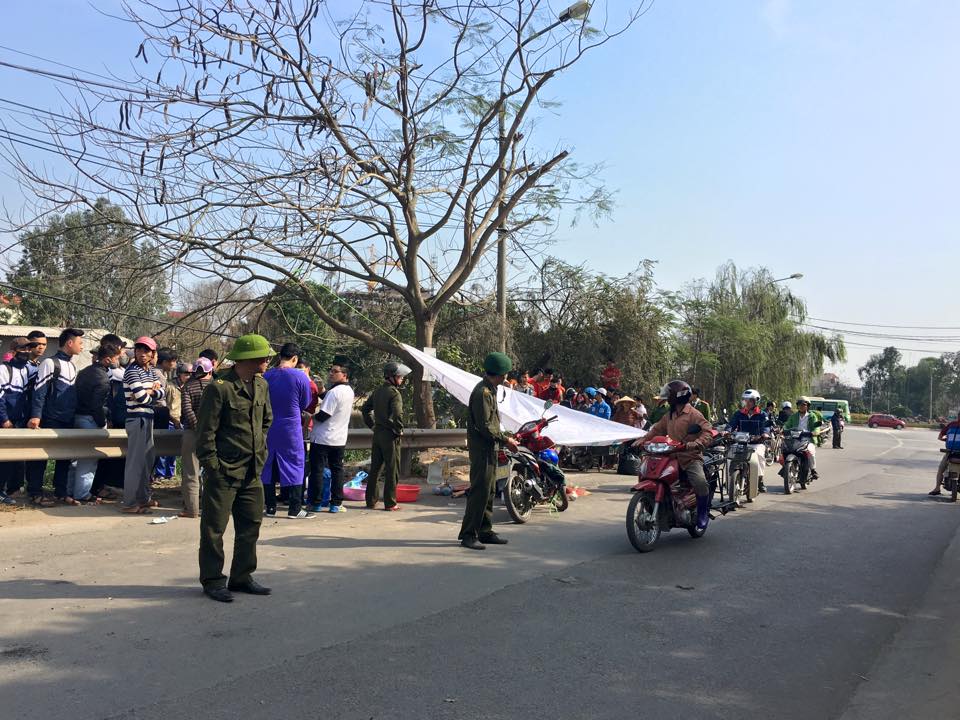 Đi làm về, 2 vợ chồng chết thảm dưới bánh xe tải