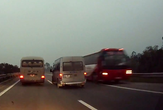 Tước bằng, phạt 8,5 triệu tài xế xe khách đi ngược chiều trên cao tốc